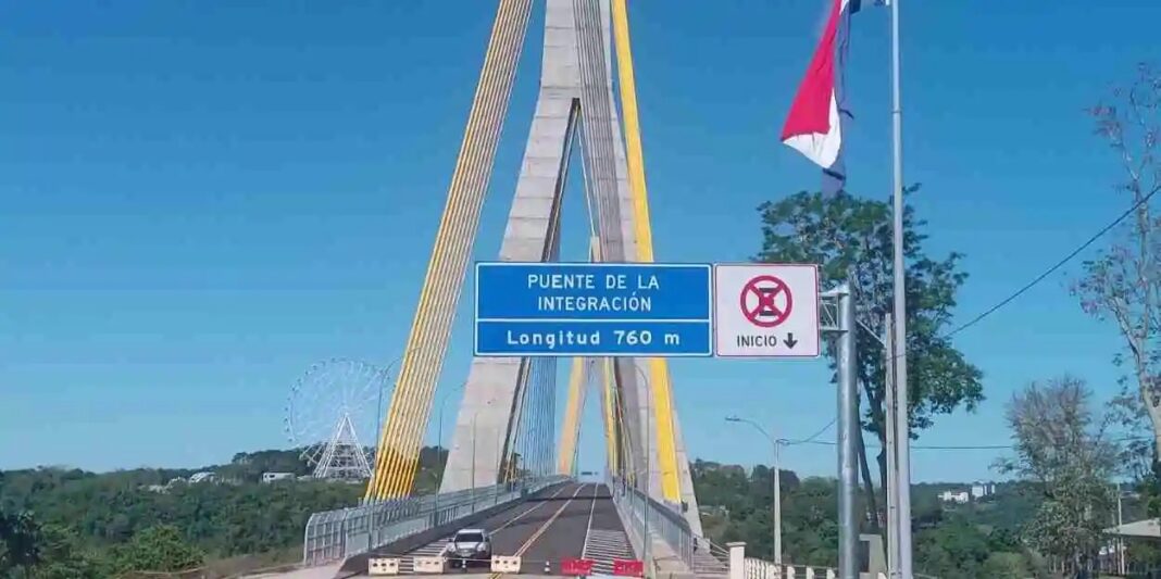 Caminhoneiros ficam até 24 horas na ponte Brasil-Paraguai