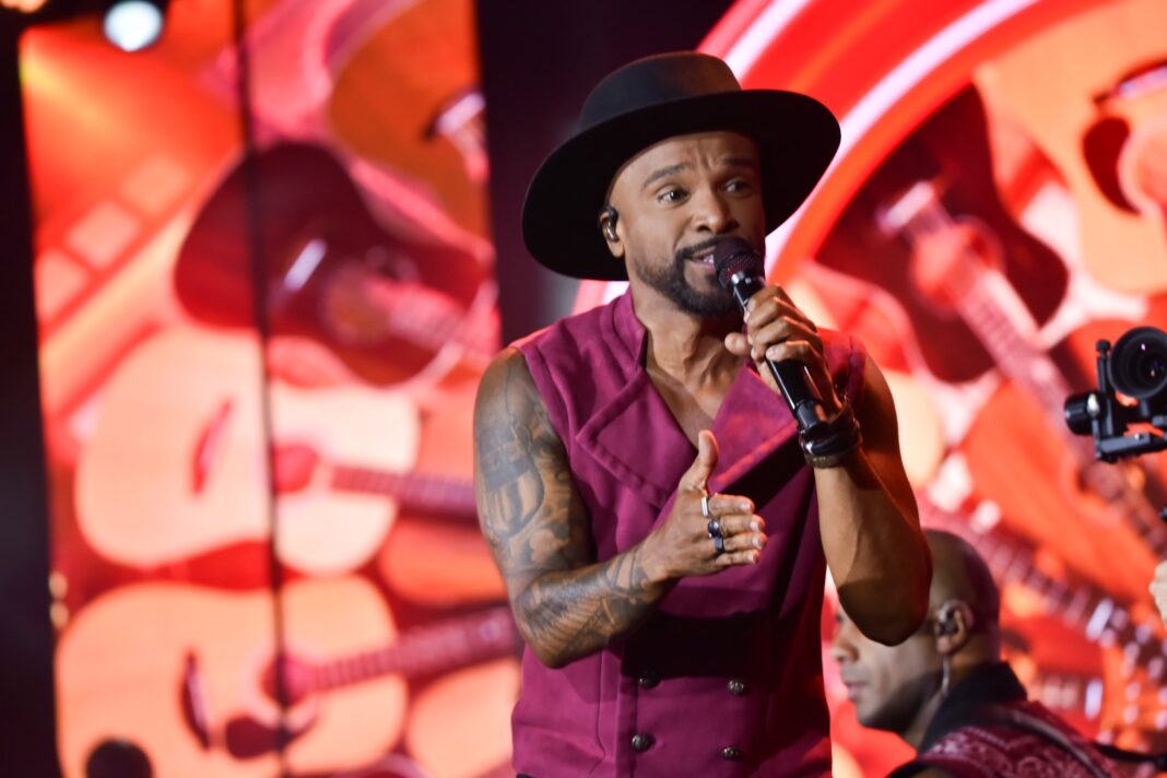 Esposa de Alexandre Pires faz aparição rara em show do marido; fotos