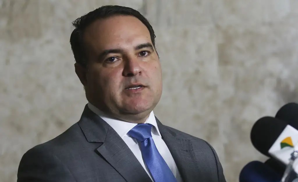 Defesa de Bolsonaro pede autorização para visita de ministro do TCU