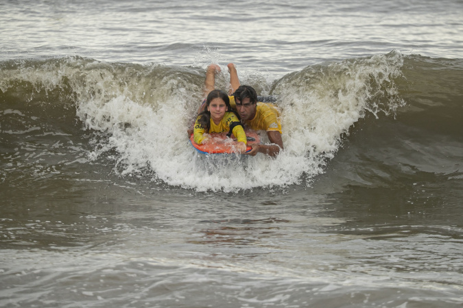 Escolinha de bodyboarding lota no primeiro fim de semana em Matinhos e Guaratuba