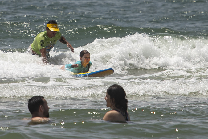 Boa onda: 1° dia da escolinha de surfe em Ipanema tem vagas esgotadas em minutos