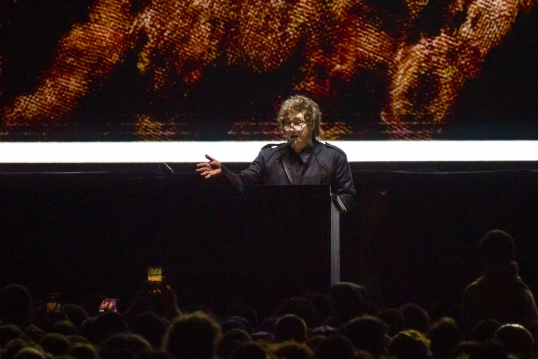 Milei discursa em evento promovido pela direita na Argentina