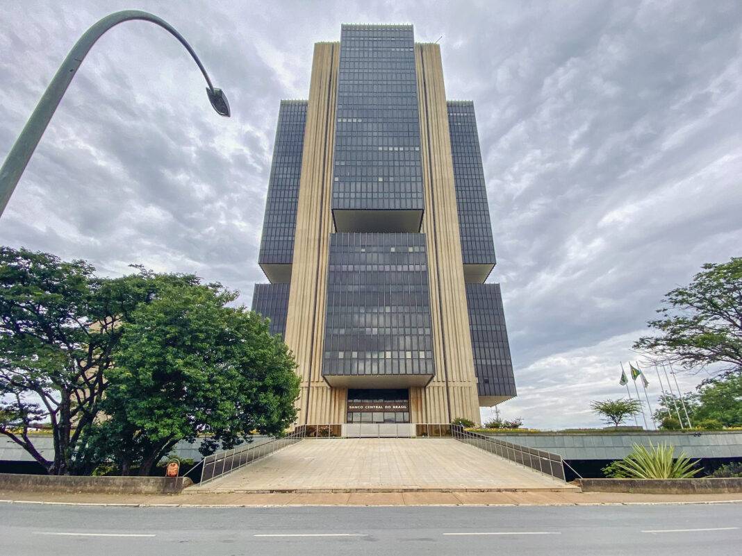 Dois servidores do BC são afastados por envolvimento com Vorcaro