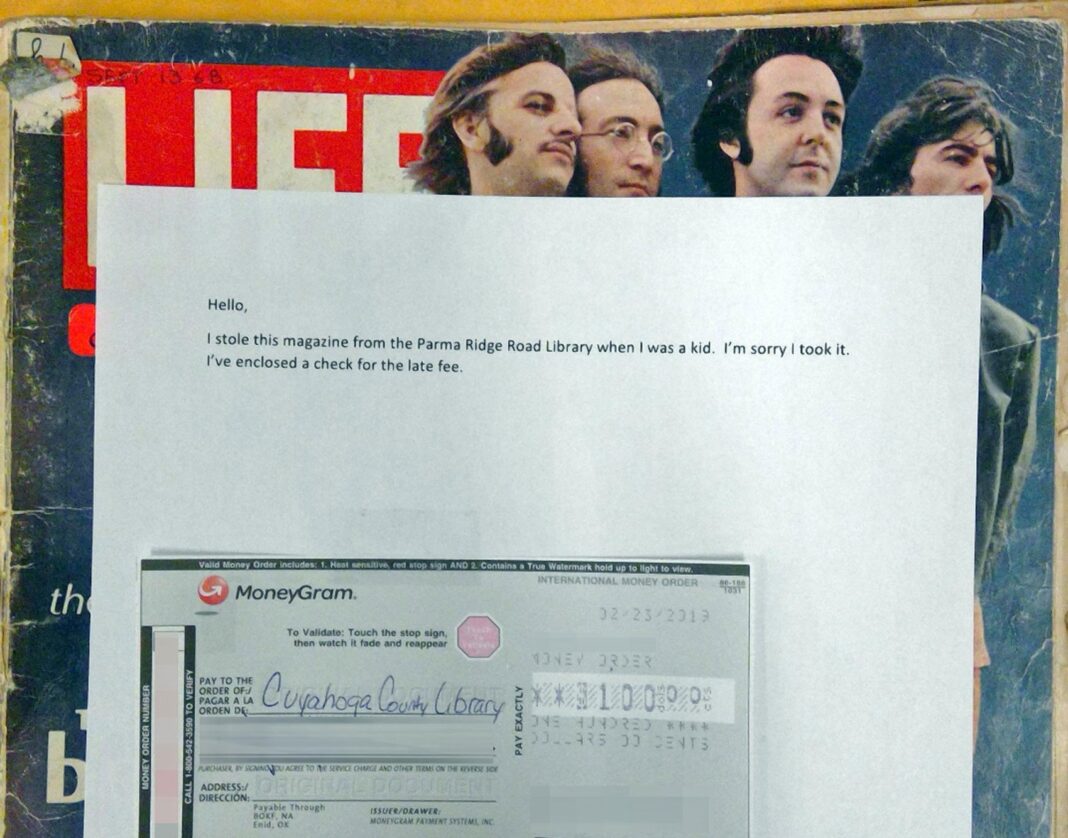 Homem devolve revista furtada de biblioteca 51 anos depois nos EUA