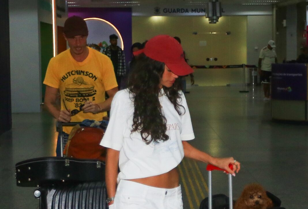 Após dias de romance em Alagoas, Bruna Marquezine e Shawn Mendes voltam juntos ao Rio