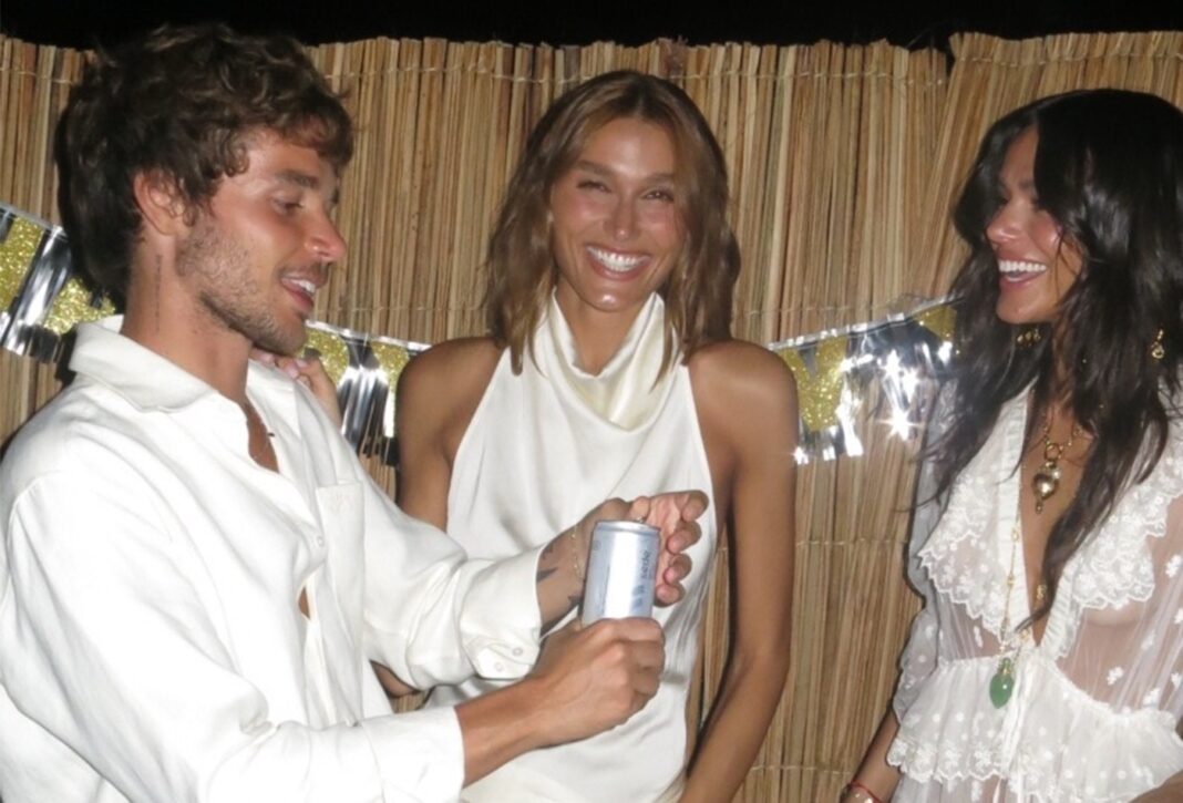 Bruna Marquezine vira o ano de vestido de renda supertransparente após beijos em Shawn Mendes