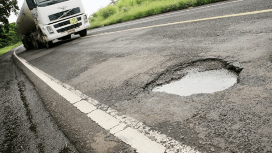 43% das estradas do Oeste estão críticas. Por que o asfalto some antes de chegar ao chão?