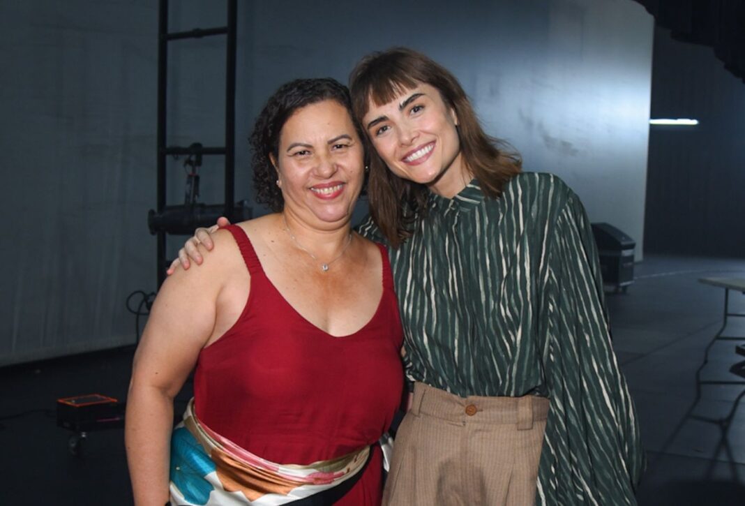 Maria Casadevall faz rara aparição ao lado da sogra após reestreia de espetáculo com Reynaldo Gianecchini