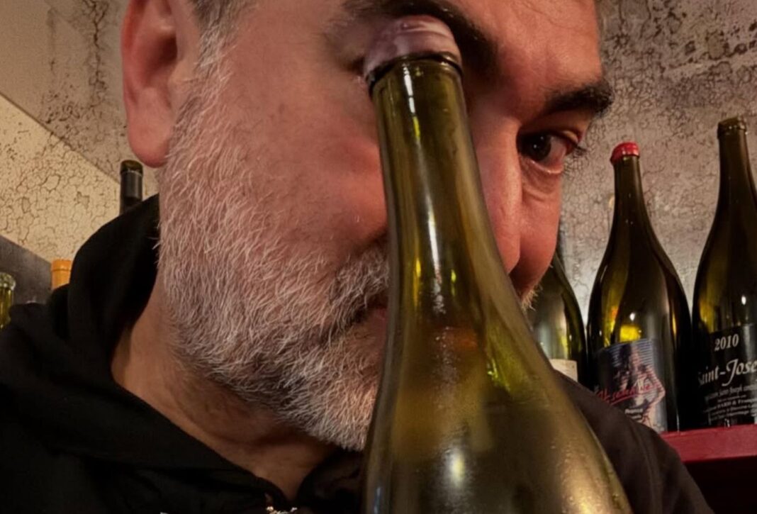 Zeca Camargo brinda com vinho francês, mas detalhe sexual chama a atenção: ‘Ah, os vinhos franceses!’