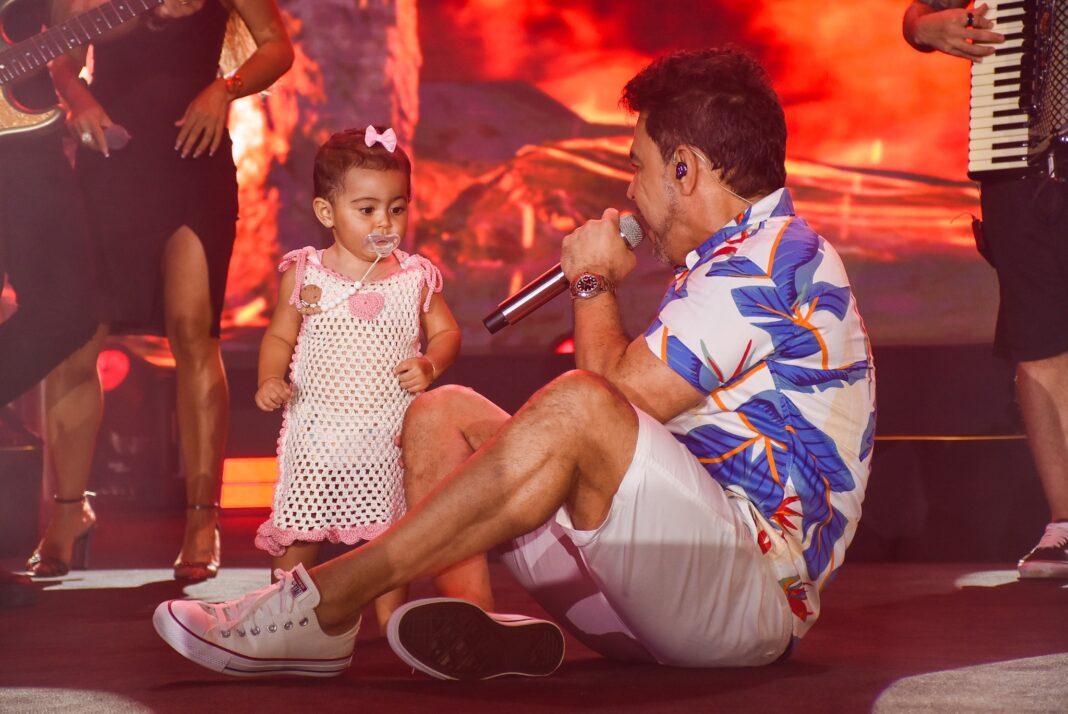 Clara Di Camargo, filha de Zezé Di Camargo, 'invade' show do pai em navio e rouba a cena