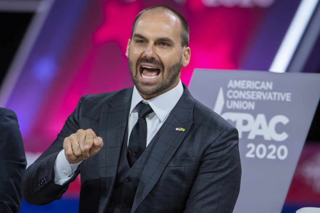 Eduardo Bolsonaro reage à ordem da PF para retomar cargo