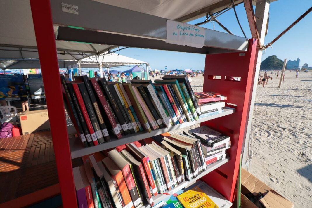 Mais de 300 livros estão disponíveis para empréstimo em Matinhos