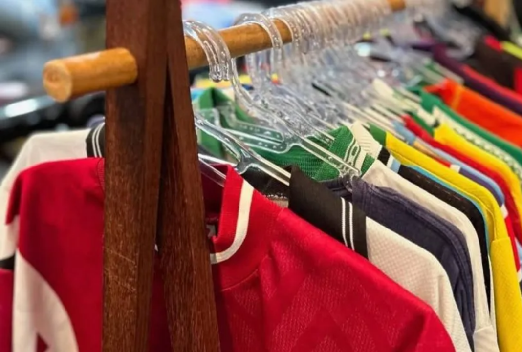 Feira de colecionadores traz camisas de time raras a Curitiba