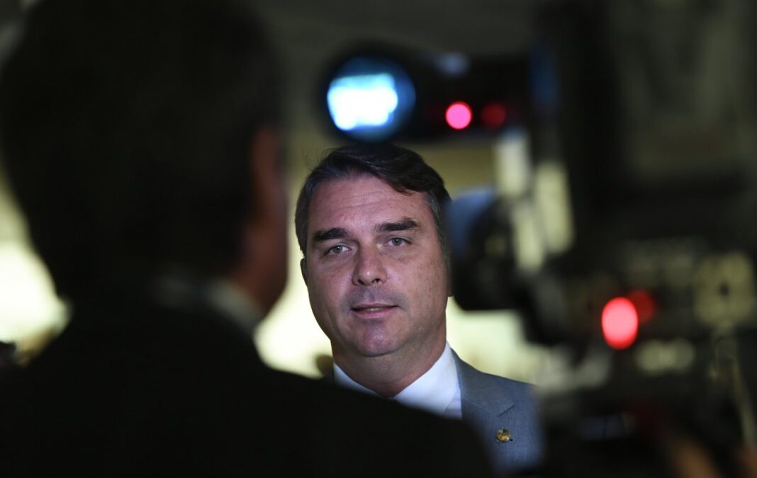 Flávio Bolsonaro diminui rejeição e se aproxima de Lula