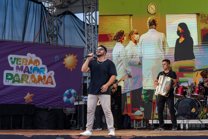 No final da tarde, veranistas aproveitam shows de artistas locais no Palco Sunset