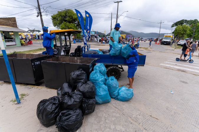 Equipes de limpeza da Sanepar retiram mais de 6 toneladas de lixo por dia das praias