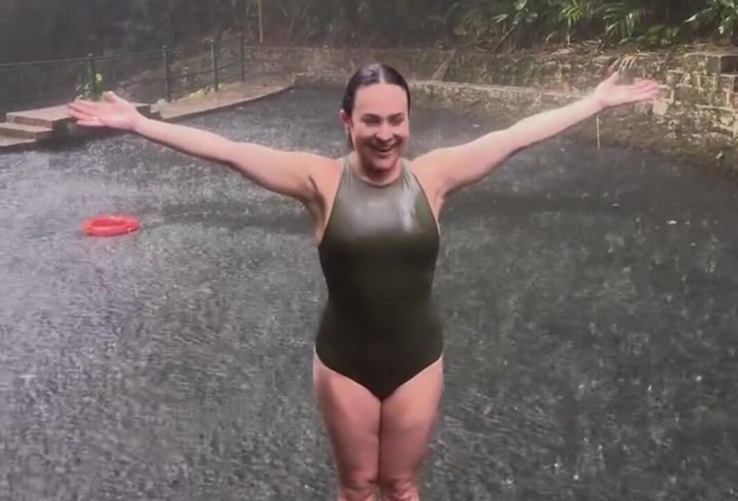 De maiô, Gabriela Duarte toma banho de chuva ao se despedir de 2025; assista