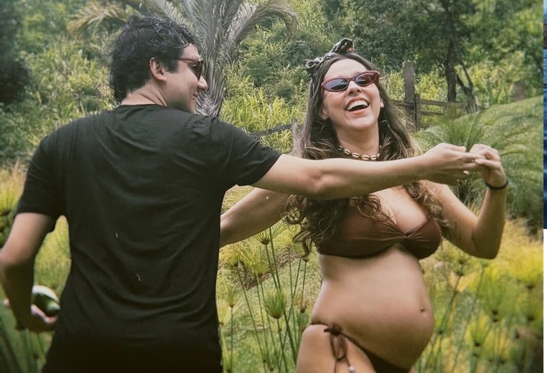 Grávida, Thati Lopes exibe barriga ao dançar de bíquini com George Sauma