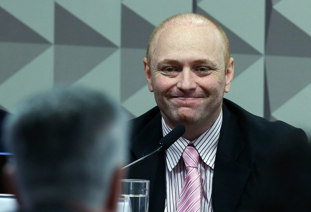 Hacker pede redução de pena com base em indulto de Lula