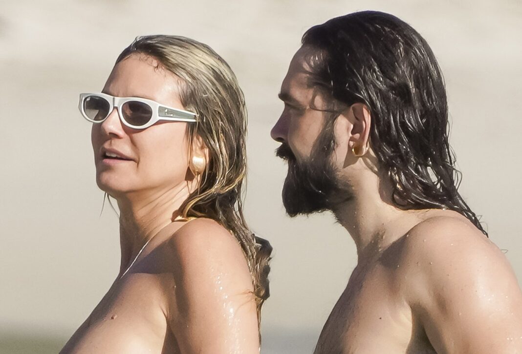 Com o marido, Heidi Klum volta a fazer topless em praia do Caribe; amplie