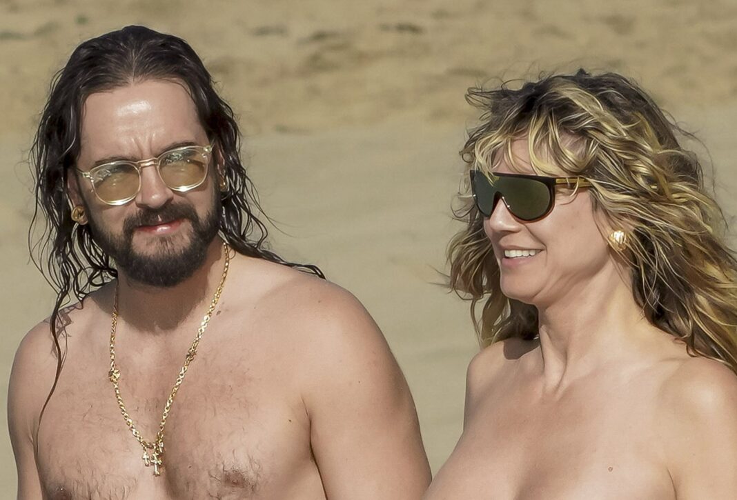 Topless, Heidi Klum esquenta clima com o marido com beijão em dia de praia