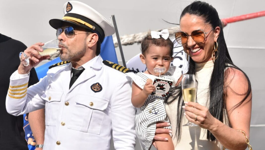 Zezé Di Camargo celebra 2ª edição de cruzeiro ao lado de Graciele e da caçula, Clara