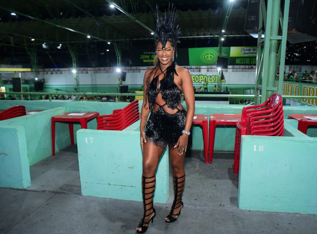 IZA chega ao primeiro ensaio de quadra do ano da Imperatriz com look de franjas brilhantes