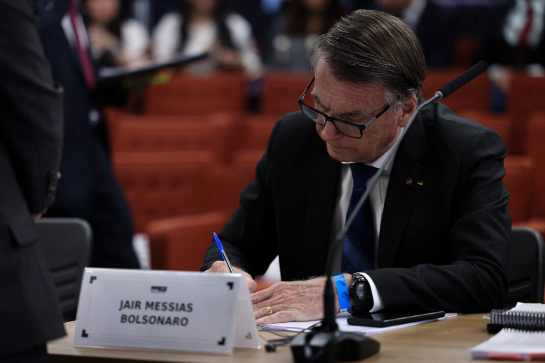 Bolsonaro pede a Moraes para reduzir pena lendo livros