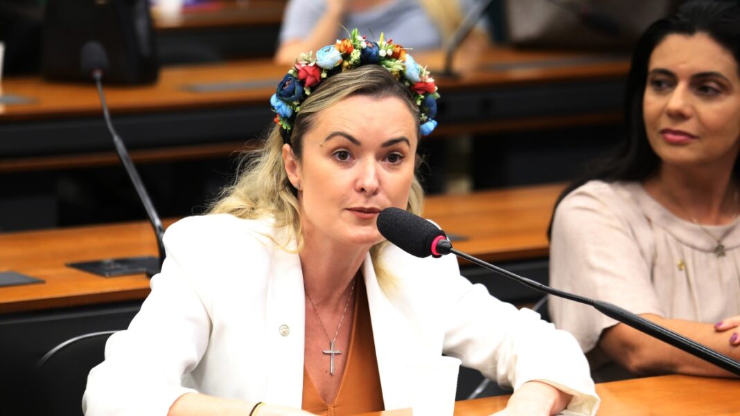 Júlia Zanatta cobra governo Lula por posicionamento contra EUA sem nominar Maduro