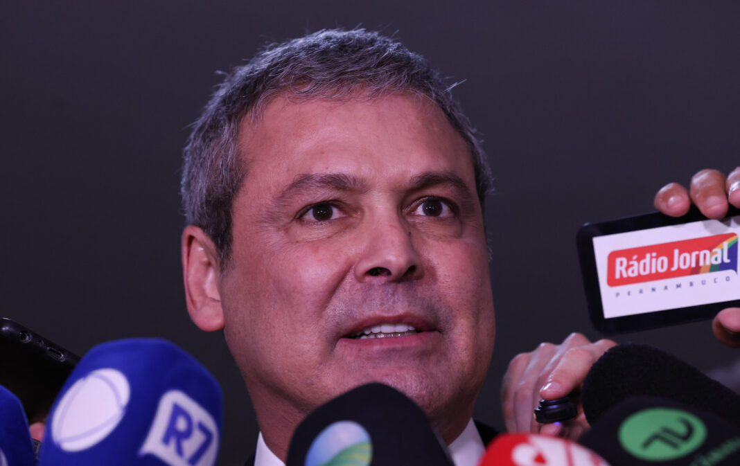 Líder do PT aciona PF contra Flávio, Eduardo e Nikolas por traição