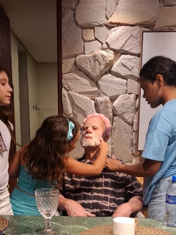 Luiz Fernando Guimarães mostra momento fofo de dia de beleza com filha e sobrinhas