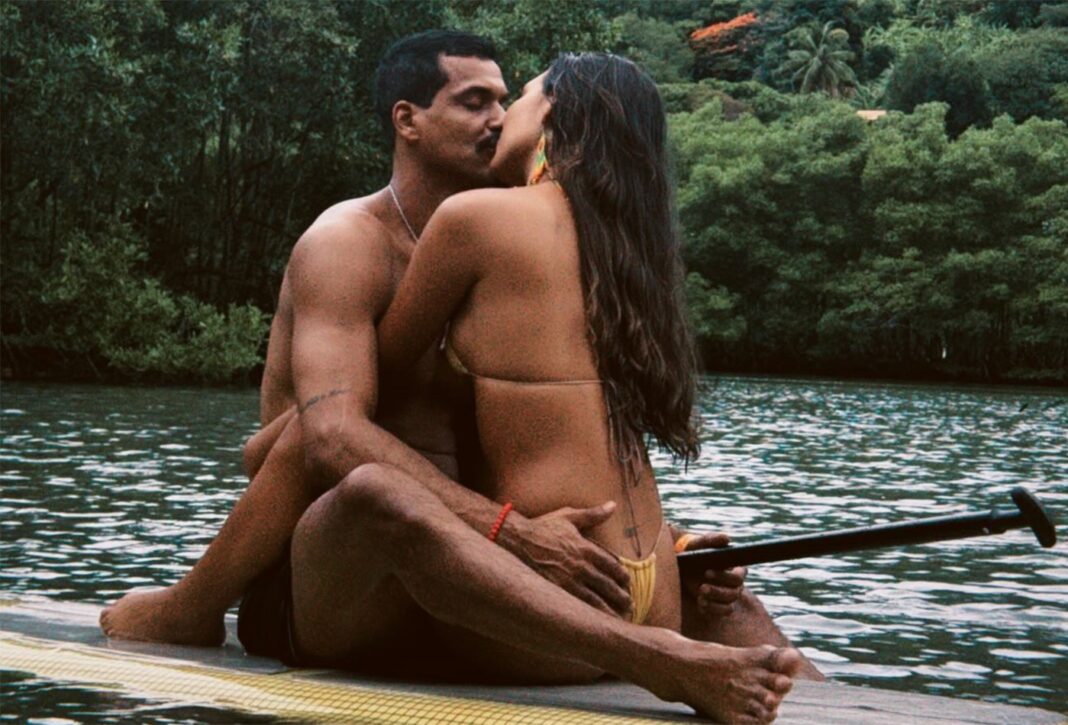 Com beijão e 'chega mais', Mell Muzzillo e Marcello Mel Jr. passeiam em rio no maior romance