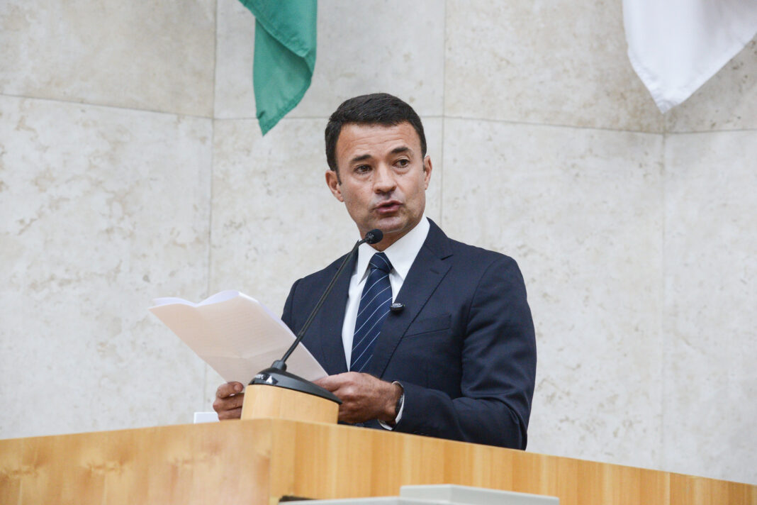 Mello Araújo critica Tarcísio por cancelar visita a Bolsonaro