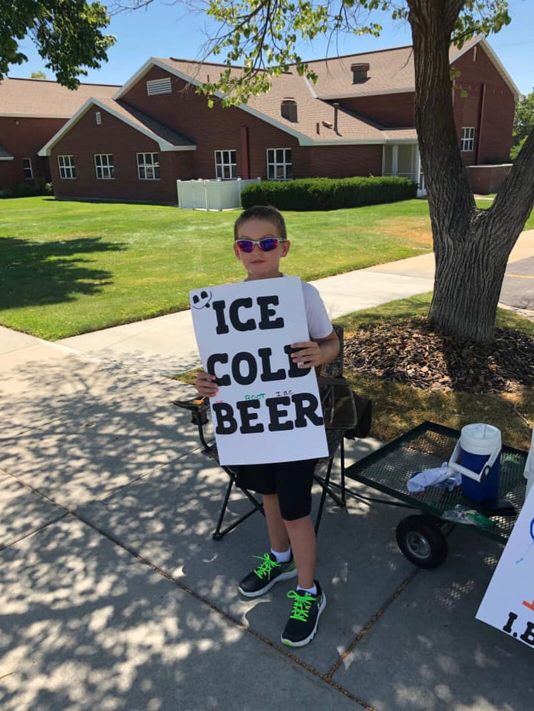 Estratégia de marketing de garoto que vendia refresco 'engana' polícia nos EUA