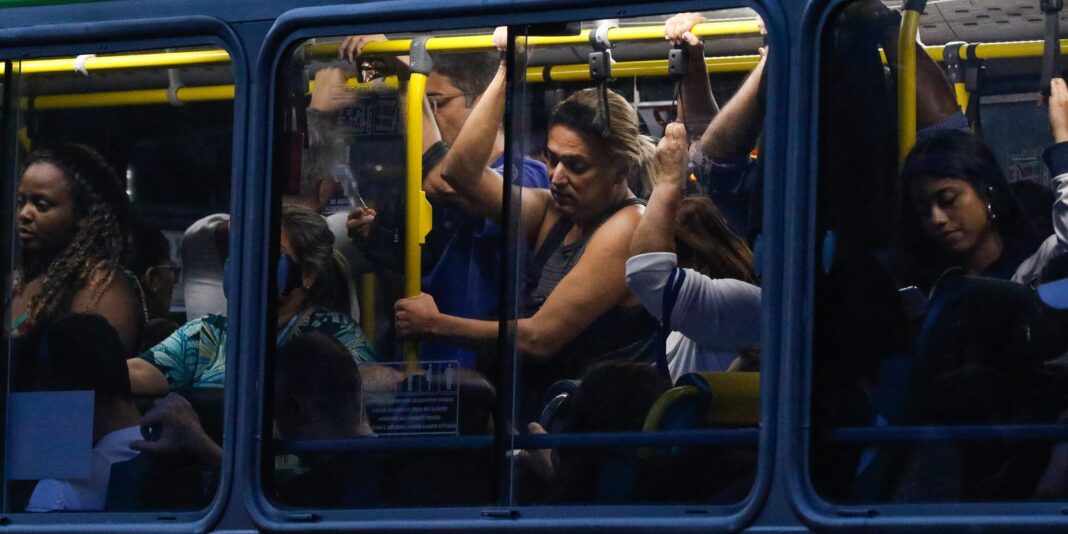 Livro apresenta contrastes do Rio ao examinar linha de ônibus 474