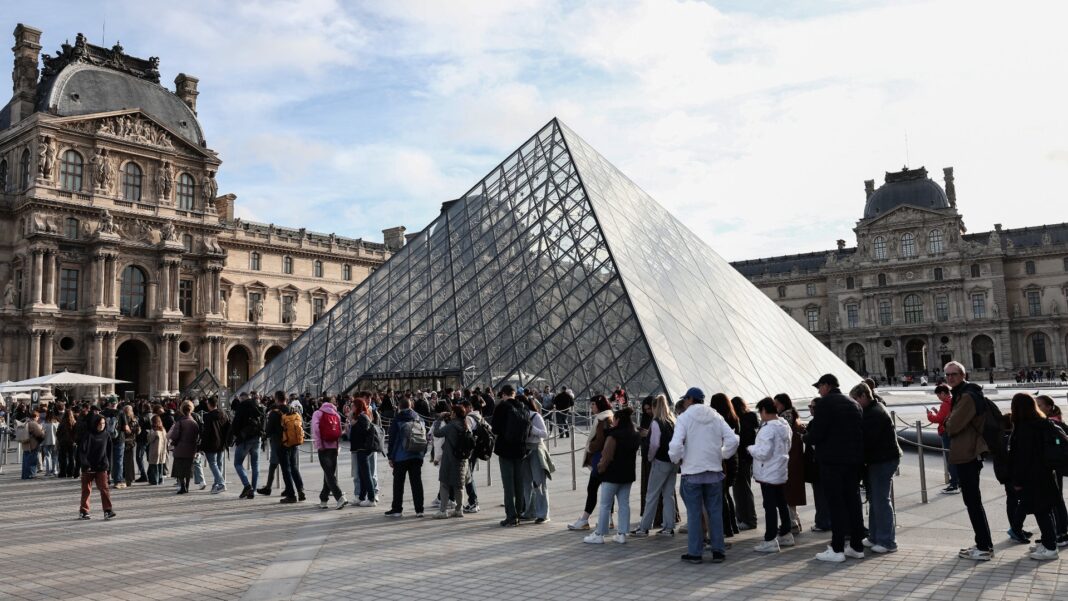 Museu do Louvre reabre para visitantes pela primeira vez após roubo de joias