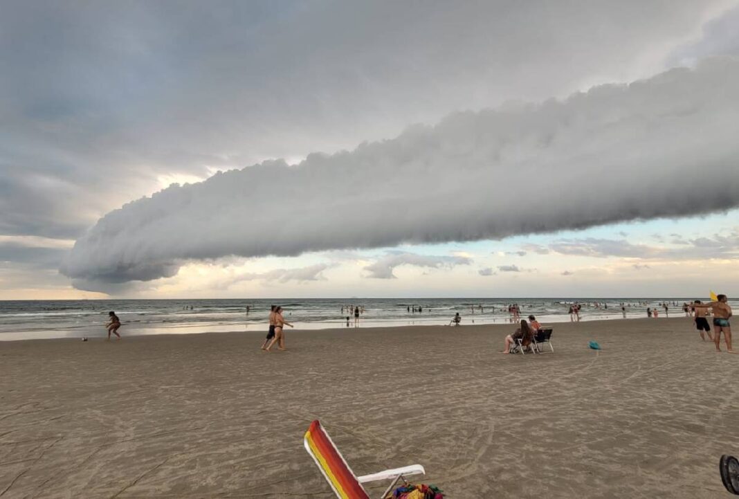 Vídeo! Nuvem gigante impressiona moradores no litoral do Paraná