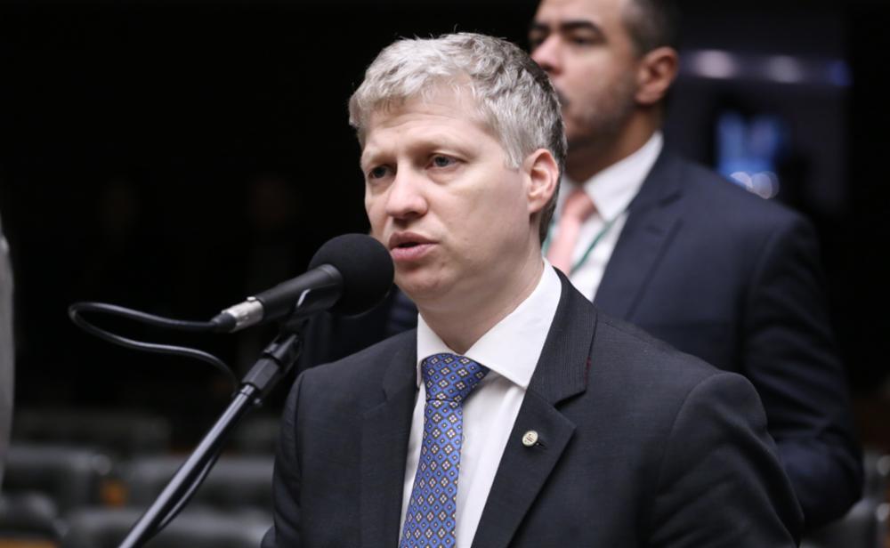 Oposição aciona STF e pede tornozeleira eletrônica para Lulinha