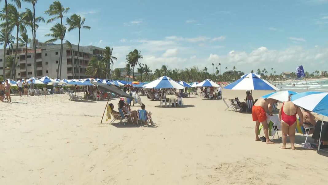 Consumação mínima, aluguel de guarda-sol, reserva de espaço: o que pode e o que não pode nas praias brasileiras
