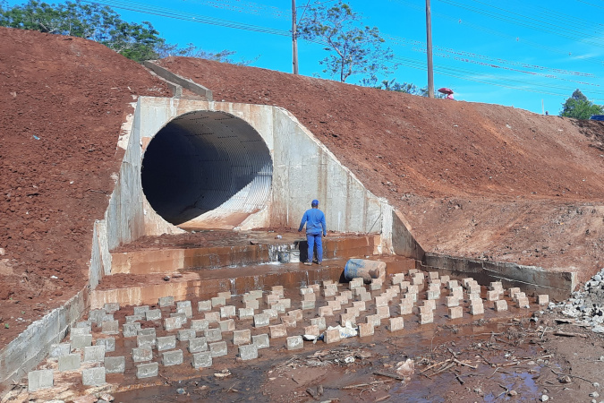 Obra de novo bueiro metálico em rodovia de Ribeirão do Pinhal está quase pronta
