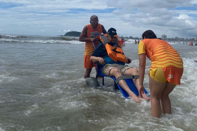 Lazer para todos: Praia Acessível faz 250 atendimentos na primeira semana