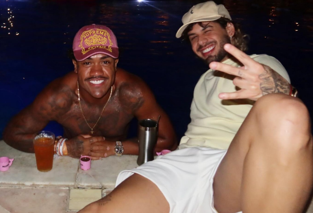 Recém-solteiros, Zé Felipe e MC Davi aproveitam dia em Pipa (RN)