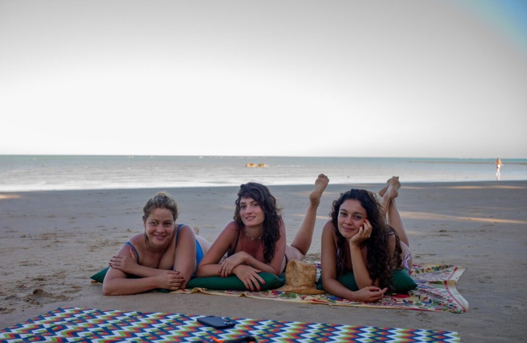 Sophie Charlotte curte primeiro dia do ano sem Xamã e cercada de amigos