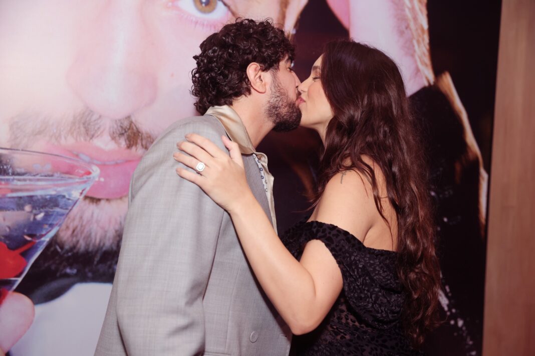 Rafa Kalimann e Nattan beijam muito em primeira aparição após nascimento de Zuza