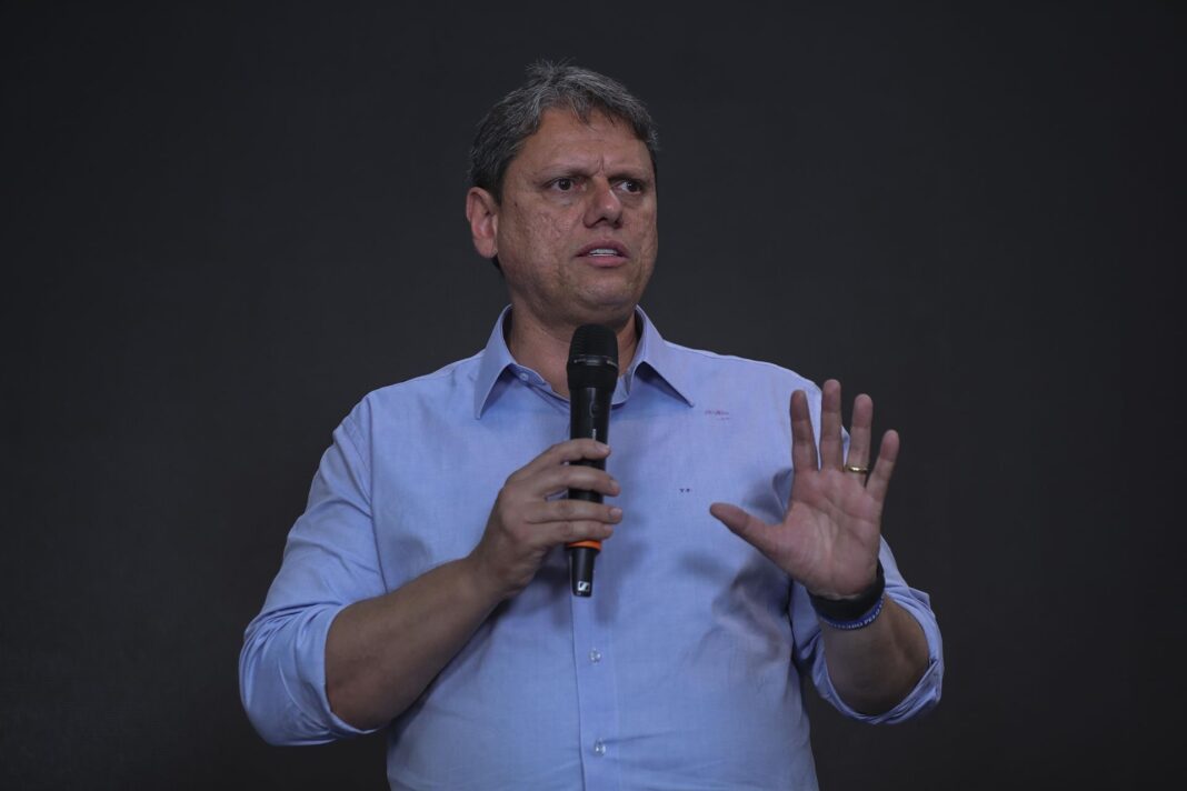 Tarcísio diz ser leal a Bolsonaro e descarta disputa presidencial