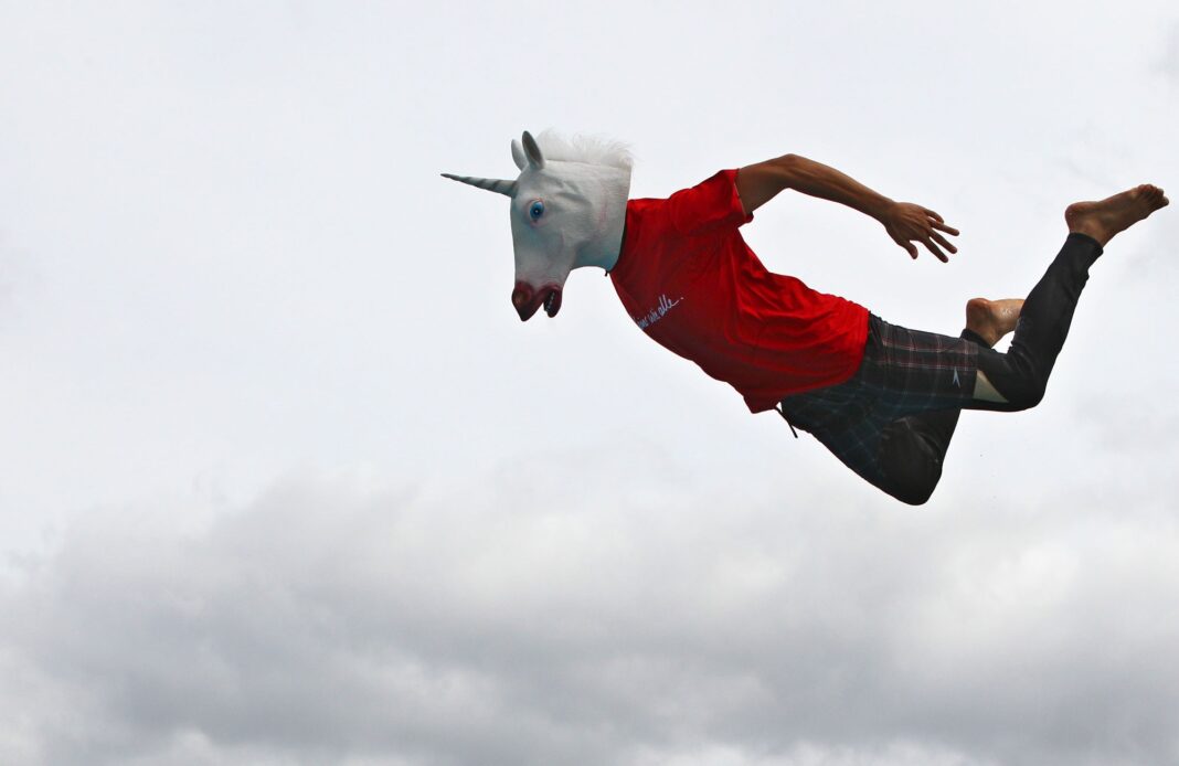 Homem fantasiado de unicórnio é buscado pela polícia após tentativa de roubo nos EUA