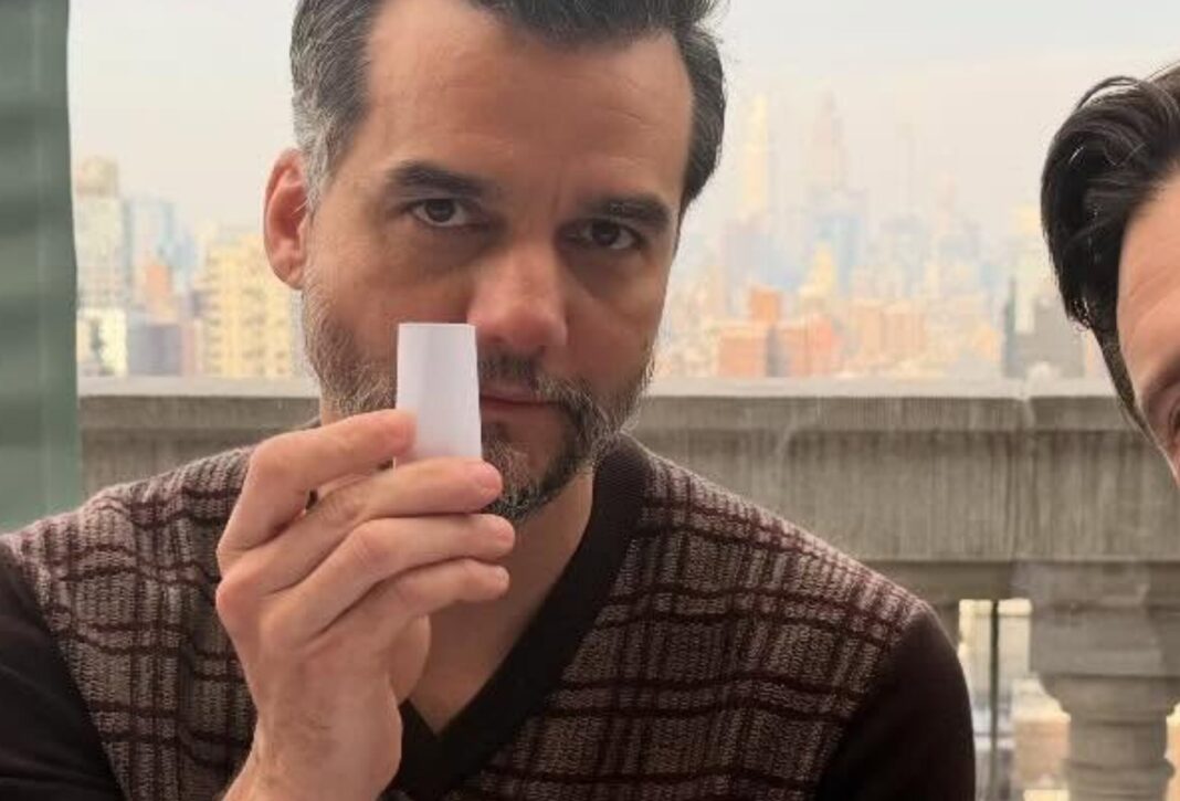 Wagner Moura posa com astro da Marvel em Nova York e web vai à loucura; saiba quem é