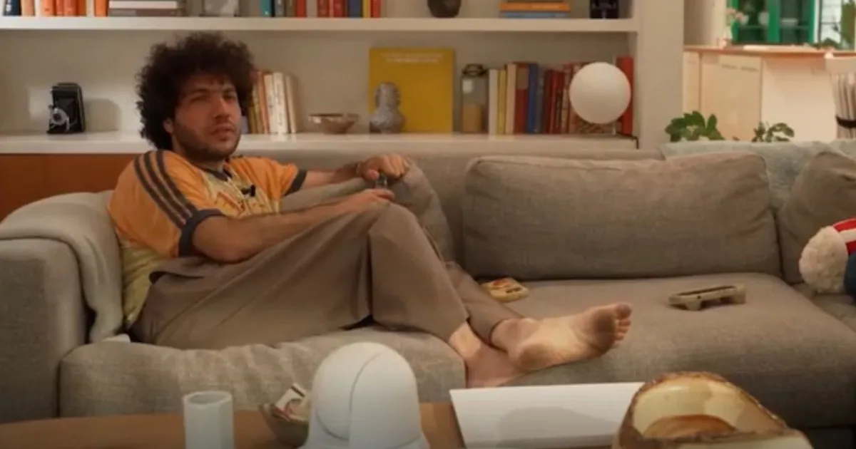 Benny Blanco chama atenção por sujeira em podcast; Selena Gomez se declara