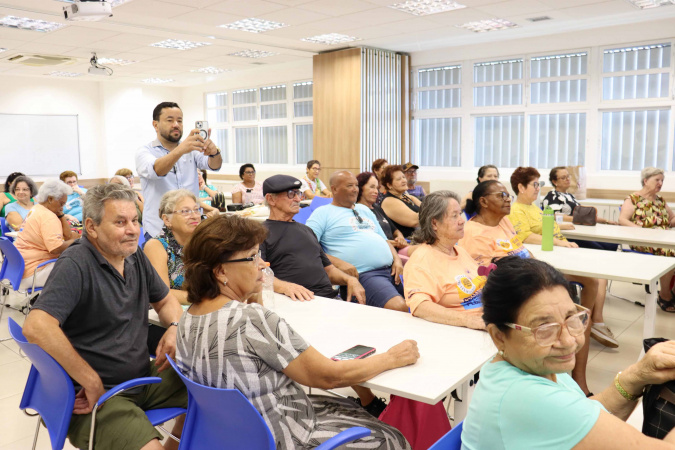 Mais de 100 idosos participam de workshops sobre letramento em inteligência artificial
