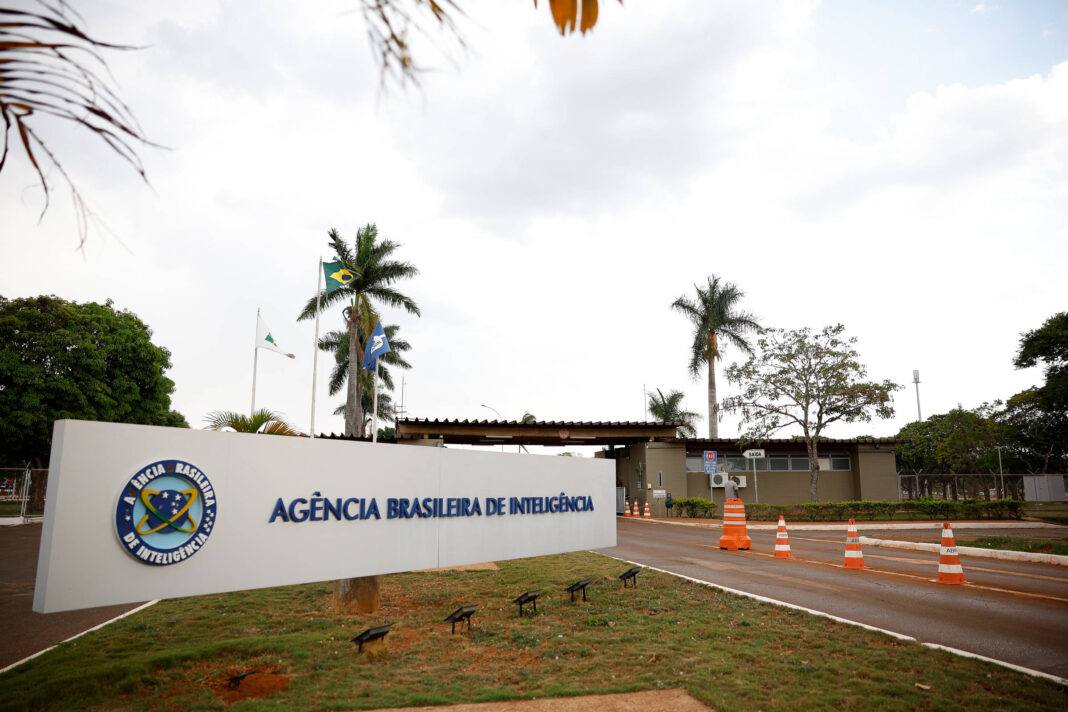 Caso de youtuber da Abin acende debate sobre inteligência – 16/02/2026 – Encaminhado com Frequência